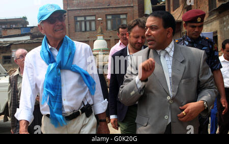 Kathmandu, Népal. 2 mai, 2016. Organisation des Nations Unies le Secrétaire général adjoint, Jan Eliasson (L, à l'avant) à l'écoute de Sushil Gyawali (R, avant), président-directeur général de l'autorité de reconstruction nationale du Népal, au cours de la visite de Jan Eliasson quake-frapper Bungamati à Kathmandu, Népal, le 2 mai 2016. Le responsable de l'ONU est en visite dans le pays de l'Himalaya dans le cadre de l'Humanitaire de l'ONU Sommet prévu qui se tiendra à Istanbul, Turquie, le 23-24 mai, porte-parole du Ministère des affaires étrangères du Népal Tara Prasad Pokharel a dit à Xinhua. Credit : Sunil Sharma/Xinhua/Alamy Live News Banque D'Images