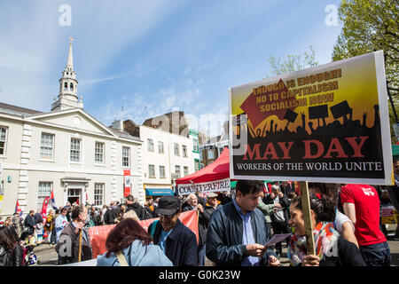 Londres, Royaume-Uni. 1er mai 2016. Les gens se réunissent pour le premier mai sur Clerkenwell Green. Credit : Mark Kerrison/Alamy Live News Banque D'Images