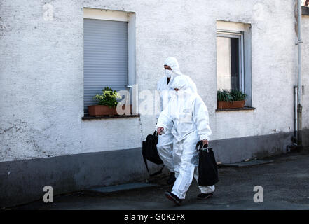 Les membres de l'unité de lieu du crime en passant devant la chambre de l'accusé en couple Hoexter, Allemagne, 2 mai 2016. Le couple censé être responsable de la mort d'une femme de 41 ans aurait avoué un autre homicide. L'agence de presse allemande dpa a reçu cette information de sources internes de la police. Le ministère public de Paderborn jusqu'à présent ne confirme ni n'infirme cette. PHOTO : MARCEL KUSCH/dpa Banque D'Images