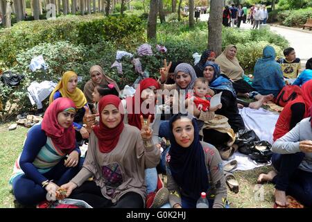 Le Caire, Égypte. 2 mai, 2016. Les Egyptiens se rassemblent à un marquage jardin Sham El Nessim, ou sentir la brise qui marque le début du printemps, au Caire, le 02 mai 2016 Crédit : Amr Sayed/APA/Images/fil ZUMA Alamy Live News Banque D'Images