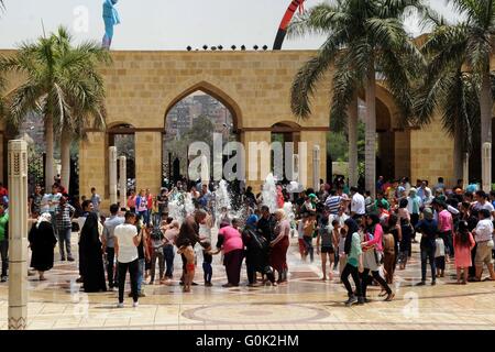 Le Caire, Égypte. 2 mai, 2016. Les enfants égyptiens jouer à un marquage jardin Sham El Nessim, ou sentir la brise qui marque le début du printemps, au Caire, le 02 mai 2016 Crédit : Amr Sayed/APA/Images/fil ZUMA Alamy Live News Banque D'Images