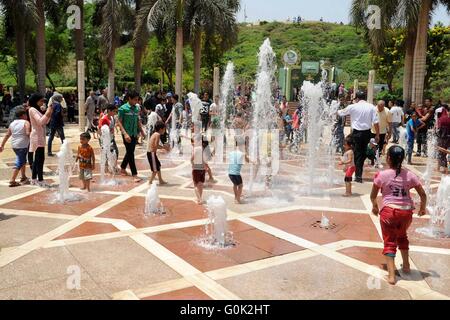 Le Caire, Égypte. 2 mai, 2016. Les enfants égyptiens jouer à un marquage jardin Sham El Nessim, ou sentir la brise qui marque le début du printemps, au Caire, le 02 mai 2016 Crédit : Amr Sayed/APA/Images/fil ZUMA Alamy Live News Banque D'Images