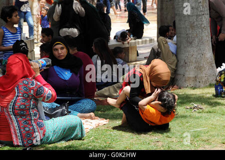 Le Caire, Égypte. 2 mai, 2016. Les Egyptiens se rassemblent à un marquage jardin Sham El Nessim, ou sentir la brise qui marque le début du printemps, au Caire, le 02 mai 2016 Crédit : Amr Sayed/APA/Images/fil ZUMA Alamy Live News Banque D'Images