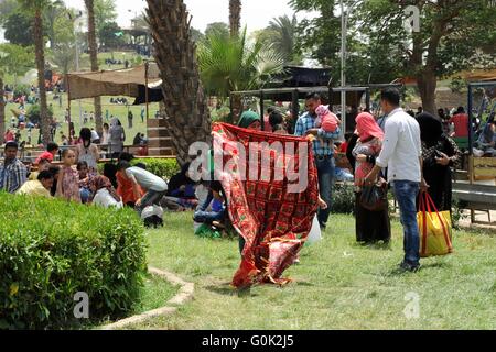 Le Caire, Égypte. 2 mai, 2016. Les enfants égyptiens jouer à un marquage jardin Sham El Nessim, ou sentir la brise qui marque le début du printemps, au Caire, le 02 mai 2016 Crédit : Amr Sayed/APA/Images/fil ZUMA Alamy Live News Banque D'Images