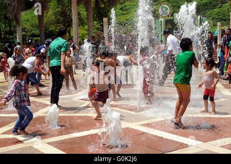 Le Caire, Égypte. 2 mai, 2016. Les enfants égyptiens jouer à un marquage jardin Sham El Nessim, ou sentir la brise qui marque le début du printemps, au Caire, le 02 mai 2016 Crédit : Amr Sayed/APA/Images/fil ZUMA Alamy Live News Banque D'Images