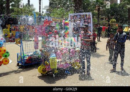 Le Caire, Égypte. 2 mai, 2016. Les enfants égyptiens jouer à un marquage jardin Sham El Nessim, ou sentir la brise qui marque le début du printemps, au Caire, le 02 mai 2016 Crédit : Amr Sayed/APA/Images/fil ZUMA Alamy Live News Banque D'Images