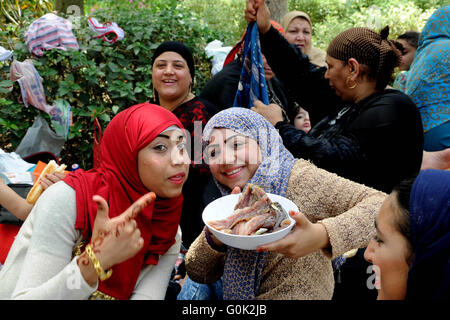 Le Caire, Égypte. 2 mai, 2016. Les Egyptiens se rassemblent à un marquage jardin Sham El Nessim, ou sentir la brise qui marque le début du printemps, au Caire, le 02 mai 2016 Crédit : Amr Sayed/APA/Images/fil ZUMA Alamy Live News Banque D'Images