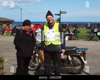 Newcastle Upon Tyne, 2e mai 2016, UK News. D'affaires à la retraite John Powell et Julie Armstrong 'Campagne' pour une Union plus forte la Grande-Bretagne dans l'Europe à Tynemouth Castle, North Tyneside. Credit : James Walsh/Alamy Live News Banque D'Images