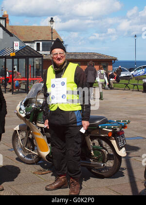 Newcastle Upon Tyne, 2e mai 2016, UK News. D'affaires à la retraite John Powell et Julie Armstrong 'Campagne' pour une Union plus forte la Grande-Bretagne dans l'Europe à Tynemouth Castle, North Tyneside. Credit : James Walsh/Alamy Live News Banque D'Images