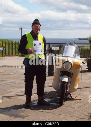 Newcastle Upon Tyne, 2e mai 2016, UK News. D'affaires à la retraite John Powell et Julie Armstrong 'Campagne' pour une Union plus forte la Grande-Bretagne dans l'Europe à Tynemouth Castle, North Tyneside. Credit : James Walsh/Alamy Live News Banque D'Images