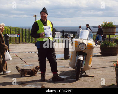 Newcastle Upon Tyne, 2e mai 2016, UK News. D'affaires à la retraite John Powell et Julie Armstrong 'En campagne' pour une plus forte en Europe la Grande-Bretagne à Tynemouth Castle, North Tyneside. Credit : James Walsh/Alamy Live News Banque D'Images