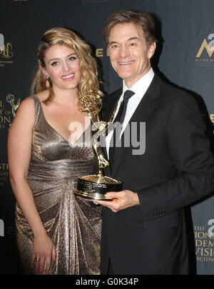 Los Angeles, CA, USA. 1er mai 2016. 01 mai 2016 - Los Angeles, Californie - Le Dr Mehmet Oz, Le Dr Oz et Daphné fille Oz. 43e Journée annuelle de remise des Prix Emmy tenue à l'hôtel Westin Bonaventure Hotel. Crédit Photo : © AdMedia AdMedia/ZUMA/Alamy Fil Live News Banque D'Images