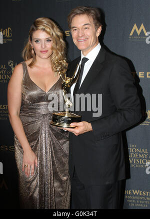 Los Angeles, CA, USA. 1er mai 2016. 01 mai 2016 - Los Angeles, Californie - Le Dr Mehmet Oz, Le Dr Oz et Daphné fille Oz. 43e Journée annuelle de remise des Prix Emmy tenue à l'hôtel Westin Bonaventure Hotel. Crédit Photo : © AdMedia AdMedia/ZUMA/Alamy Fil Live News Banque D'Images