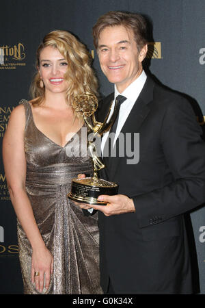 Los Angeles, CA, USA. 1er mai 2016. 01 mai 2016 - Los Angeles, Californie - Le Dr Mehmet Oz, Le Dr Oz et Daphné fille Oz. 43e Journée annuelle de remise des Prix Emmy tenue à l'hôtel Westin Bonaventure Hotel. Crédit Photo : © AdMedia AdMedia/ZUMA/Alamy Fil Live News Banque D'Images