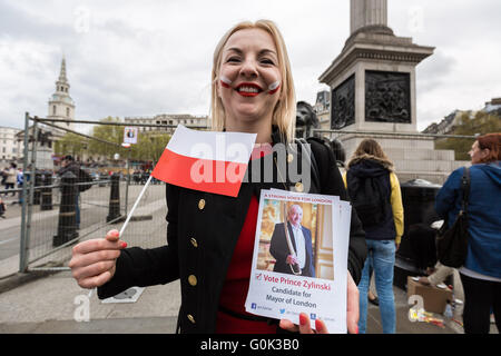 Londres, Royaume-Uni. 2 mai, 2016. Un supporter nous tend un flyer promo Londres avec Prince patriote polonais Jan Żyliński qui a annoncé son exécution pour que le maire de Londres sur le jour du drapeau national polonais à Trafalgar Square alors qu'il tente de gagner plus de 100 000 électeurs dans la capitale polonaise Crédit : Guy Josse/Alamy Live News Banque D'Images