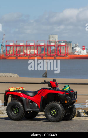 Liverpool, Merseyside, Royaume-Uni 2 Mai, 2016. Grues d'acier en chine arrivent dans la Mersey. Le Zhen Hua ship set off à partir d'un quai à Nantong, Chine, transportant six grues qui sera utilisé sur les €300m2 Liverpool terminal à conteneurs en eau profonde du projet de construction. Le régime, dirigé par Peel Ports, vise à approfondir l'estuaire de la Mersey afin qu'il puisse accueillir certains des plus gros bateaux dans le monde entier. Un total de huit Ship-to-shore' et 'megamax grues sur rail porte-à-faux 22 portiques sont fournis à Peel Ports dans le cadre de Liverpool2. Banque D'Images