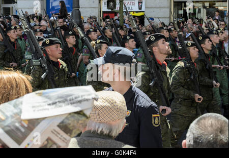 Madrid, Espagne, le 2 mai 2016. Un défilé des soldats dans une exposition à la Puerta del Sol au cours de la journée de Madrid. Enrique Davó/Alamy Live News. Banque D'Images