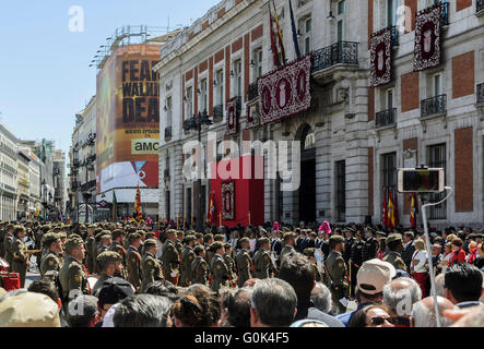 Madrid, Espagne, le 2 mai 2016. La préparation d'une parade à la Puerta del Sol au cours de la journée de Madrid. Enrique Davó/Alamy Live News. Banque D'Images