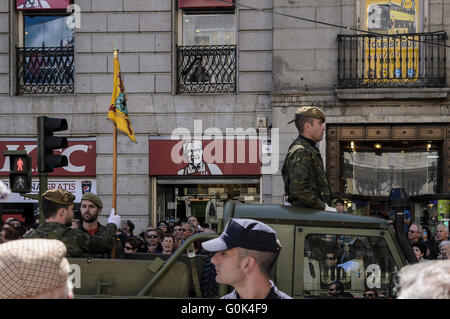 Madrid, Espagne, le 2 mai 2016. L'exécution d'un soldat d'un défilé à Puerta del Sol pendant la journée de Madrid. Enrique Davó/Alamy Live News. Banque D'Images