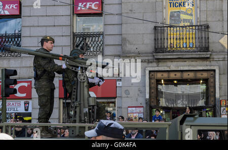 Madrid, Espagne, le 2 mai 2016. L'exécution d'un soldat d'un défilé à Puerta del Sol pendant la journée de Madrid. Enrique Davó/Alamy Live News. Banque D'Images