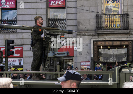 Madrid, Espagne, le 2 mai 2016. L'exécution d'un soldat d'un défilé à Puerta del Sol pendant la journée de Madrid. Enrique Davó/Alamy Live News. Banque D'Images