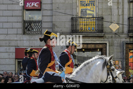 Madrid, Espagne, le 2 mai 2016. L'exécution d'un soldat d'un défilé à Puerta del Sol pendant la journée de Madrid. Enrique Davó/Alamy Live News. Banque D'Images