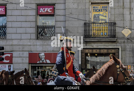 Madrid, Espagne, le 2 mai 2016. L'exécution d'un soldat d'un défilé à Puerta del Sol pendant la journée de Madrid. Enrique Davó/Alamy Live News. Banque D'Images