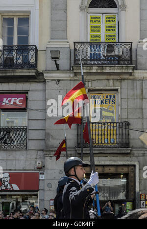 Madrid, Espagne, le 2 mai 2016. L'exécution d'un soldat d'un défilé à Puerta del Sol pendant la journée de Madrid. Enrique Davó/Alamy Live News. Banque D'Images