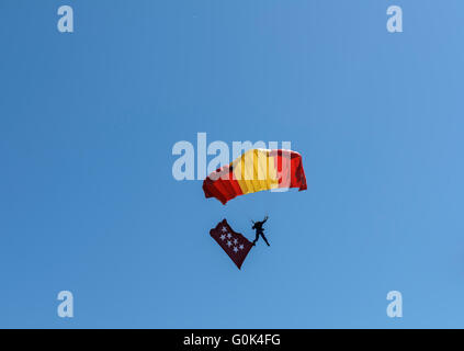 Madrid, Espagne, le 2 mai 2016. Un parachutiste de l'exécution d'une exposition à la Puerta del Sol au cours de la journée de Madrid avec Communauté de Madrid drapeau région. Enrique Davó/Alamy Live News. Banque D'Images