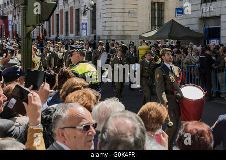 Madrid, Espagne, le 2 mai 2016. Les soldats d'un musicien de l'exécution d'une parade à la Puerta del Sol au cours de la journée de Madrid. Enrique Davó/Alamy Live News. Banque D'Images