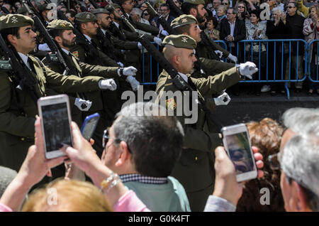 Madrid, Espagne, le 2 mai 2016. Un défilé des soldats dans une exposition à la Puerta del Sol au cours de la journée de Madrid. Enrique Davó/Alamy Live News. Banque D'Images