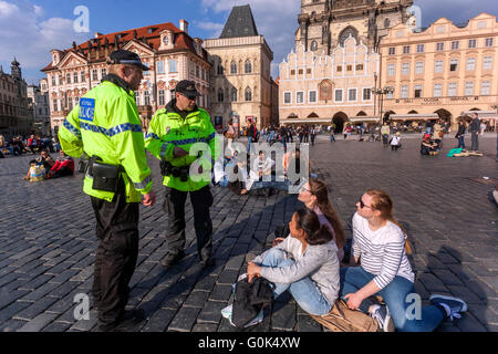 Old Town Square, Prague, République tchèque, le 2 mai 2016. Pour nourrir les pigeons dans un lieu public une amende disciplinaire. Trois jeunes filles (photo) de la Pologne dans les kiosques ont acheté des saucisses avec de la moutarde et du pain. Le reste du pain, puis il a jeté les pigeons. Pour eux les policiers municipaux à une amende de 300 couronnes tchèques (environ 11 euros) chacune. En cas de non-paiement est un protocole, et éventuellement des amendes pourraient atteindre jusqu'à 5 000 kc. Les policiers ont été très intransigeants et des filles payées. Banque D'Images