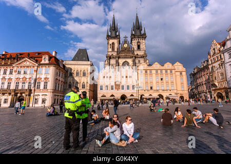 Old Town Square, Prague, République tchèque, le 2 mai 2016. Pour nourrir les pigeons dans un lieu public une amende disciplinaire. Trois jeunes filles (photo) de la Pologne dans les kiosques ont acheté des saucisses avec de la moutarde et du pain. Le reste du pain, puis il a jeté les pigeons. Pour eux les policiers municipaux à une amende de 300 couronnes tchèques (environ 11 euros) chacune. En cas de non-paiement est un protocole, et éventuellement des amendes pourraient atteindre jusqu'à 5 000 kc. Les policiers ont été très intransigeants et des filles payées. Banque D'Images