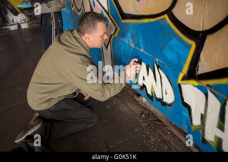 Londres, Royaume-Uni. Le 2 mai 2016. Soutien à l'artiste Les médecins en formation. Un artiste de graffiti est sorti à l'appui de la médecins en en consacrant une partie de leur travail. Le travail a été effectué sur la Southbank à Londres. Crédit : Jane Campbell/Alamy Live News Banque D'Images