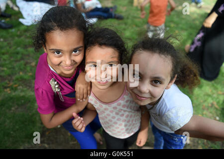 Le Caire. 2 mai, 2016. Les enfants posent pour une photo alors qu'ils célèbrent la Sham el-Nessim dans un parc à Paris, France le 2 mai 2016. Tomber sur le premier lundi après la Pâque copte, l'imposture el-Nessim, littéralement traduit comme 'Smell le Breeze", est un festival traditionnel égyptien datant de l'âge de Pharaon, qui signifie l'arrivée du printemps. © Zhao Dingzhe/Xinhua/Alamy Live News Banque D'Images