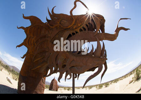 Los Angeles, Los Angeles, USA. 2 mai, 2016. Tubes soudés en acier un géant 'vampsquid' est vu dans le désert de Borrego Springs, Los Angeles, aux États-Unis le 2 mai 2016. Dennis Avery, un philanthrope de la fin de l'Borrego Springs, envisagé l'idée d'ajouter de l'Art 'Sky' pour sa propriété avec des tubes soudés en acier d'origine des sculptures créées par l'artiste Ricardo Breceda basé à Perris, en Californie. En plus d'un 350 mètres de long serpent fantaisiste, les visiteurs peuvent voir plus de 130 sculptures métalliques installés dans le désert de l'Borrego Springs. © Yang Lei/Xinhua/Alamy Live News Banque D'Images