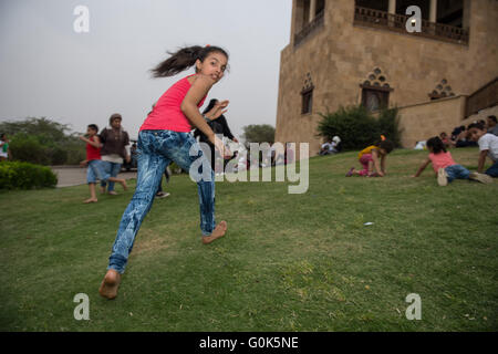 Le Caire, Égypte. 2 mai, 2016. Une fille court sur la pelouse du parc Al-Azhar le jour de Sham El-Nessim, Le Caire, Egypte, 2 mai 2016. Tomber sur le premier lundi après la Pâque copte, l'imposture el-Nessim, littéralement traduit comme 'Smell le Breeze", est un festival traditionnel égyptien datant de l'âge de Pharaon, qui signifie l'arrivée du printemps. Egyptiens acheter le repas traditionnel Sham El-Nessim de poisson mulet salé, les oignons, les œufs et de sortir de la nature pour célébrer le changement de saison à ce jour. © Meng Tao/Xinhua/Alamy Live News Banque D'Images