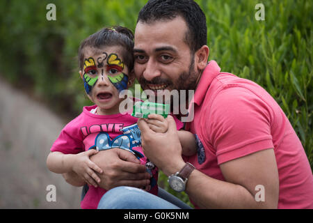 Le Caire, Égypte. 2 mai, 2016. Une petite fille avec la peinture visage est vu à l'Azhar Park le jour de Sham El-Nessim, Le Caire, Egypte, 2 mai 2016. Tomber sur le premier lundi après la Pâque copte, l'imposture el-Nessim, littéralement traduit comme 'Smell le Breeze", est un festival traditionnel égyptien datant de l'âge de Pharaon, qui signifie l'arrivée du printemps. Egyptiens acheter le repas traditionnel Sham El-Nessim de poisson mulet salé, les oignons, les œufs et de sortir de la nature pour célébrer le changement de saison à ce jour. © Meng Tao/Xinhua/Alamy Live News Banque D'Images