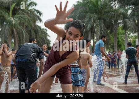 Le Caire, Égypte. 2 mai, 2016. Les enfants jouent à la fontaine du parc Al-Azhar pour célébrer la comédie El-Nessim au Caire, en Égypte, le 2 mai 2016. Tomber sur le premier lundi après la Pâque copte, l'imposture el-Nessim, littéralement traduit comme 'Smell le Breeze", est un festival traditionnel égyptien datant de l'âge de Pharaon, qui signifie l'arrivée du printemps. Egyptiens acheter le repas traditionnel Sham El-Nessim de poisson mulet salé, les oignons, les œufs et de sortir de la nature pour célébrer le changement de saison à ce jour. © Meng Tao/Xinhua/Alamy Live News Banque D'Images