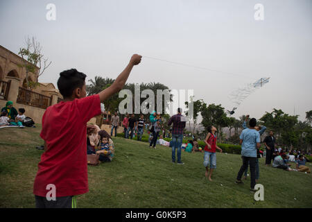 Le Caire, Égypte. 2 mai, 2016. Un garçon vole aile sur la pelouse du parc Al-Azhar le jour de Sham El-Nessim, Le Caire, Egypte, 2 mai 2016. Tomber sur le premier lundi après la Pâque copte, l'imposture el-Nessim, littéralement traduit comme 'Smell le Breeze", est un festival traditionnel égyptien datant de l'âge de Pharaon, qui signifie l'arrivée du printemps. Egyptiens acheter le repas traditionnel Sham El-Nessim de poisson mulet salé, les oignons, les œufs et de sortir de la nature pour célébrer le changement de saison à ce jour. © Meng Tao/Xinhua/Alamy Live News Banque D'Images