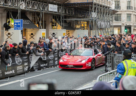 Londres, Royaume-Uni. 09Th Mai, 2016. Les Londoniens et les touristes s'ensemble de Regent Street, Londres pour regarder l'arrivée de l'édition 2016 de Gum Ball 3000 un super rallye de voitures qui commencent à partir de Dublin et arrive à Bucarest. Credit : Lorenzo Bossi/Alamy Live News Banque D'Images