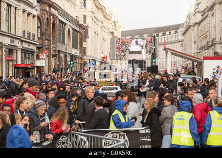 Londres, Royaume-Uni. 09Th Mai, 2016. Les Londoniens et les touristes s'ensemble de Regent Street, Londres pour regarder l'arrivée de l'édition 2016 de Gum Ball 3000 un super rallye de voitures qui commencent à partir de Dublin et arrive à Bucarest. Credit : Lorenzo Bossi/Alamy Live News Banque D'Images