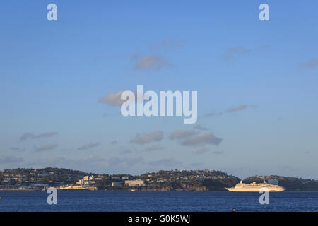 Torbay, dans le Devon, UK, 02 mai 2016. Le paquebot de croisière MS Albatros allemand, sur une croisière de 9 jours, dans le Devon Torquay visites sur le Premier Mai jour férié. Le grand paquebot ancré à Torbay et les passagers sont transportés sur Torquay ; le dernier bateau de charge de travail qui peut être vu d'être ramené à bord vers l'arrière du navire. Torquay est visible sur la gauche. Credit : Clive Jones/Alamy Live News Banque D'Images