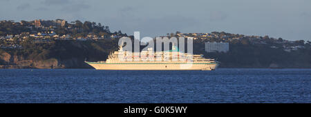 Torbay, dans le Devon, UK, 02 mai 2016. Le paquebot de croisière MS Albatros allemand, sur une croisière de 9 jours, dans le Devon Torquay visites sur le Premier Mai jour férié. Le grand paquebot ancré à Torbay et les passagers sont transportés sur Torquay ; le dernier bateau de charge de travail qui peut être vu d'être ramené à bord vers l'arrière du navire, comme un bateau-pilote, MTS Pathfinder, approches de transfert d'un projet pilote. Credit : Clive Jones/Alamy Live News Banque D'Images