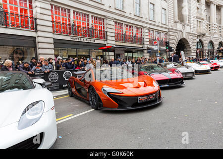 Londres, Royaume-Uni. 2e mai 2016. London's Regent Street est fermée à la circulation pour l'assemblée annuelle 3000 Gumball, avec supercars du passé et présent, y compris de Lamborghini, Porsche et Bugatti, des affichages et de la musique de divertir les foules pendant l'après-midi avant de participer les voitures font leur chemin à travers Picadilly et Mayfair jusqu'Regent's Street en fin d'après-midi. Credit : Imageplotter News et Sports/Alamy Live News Banque D'Images