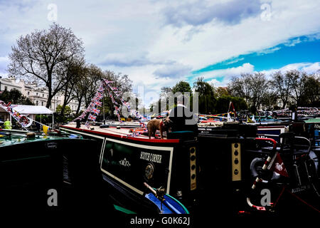 Londres, Royaume-Uni. 09Th Mai, 2016. Au bord de ce festival est organisé par l'Association des voies navigables intérieures, qui se déroule sur trois jours à la finition sur vacances de banque lundi. Le programme d'un marché artisanal, des repas chauds, canal boat parade et musique live. Credit : claire doherty/Alamy Live News Banque D'Images