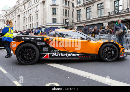 Londres, Royaume-Uni. 2e mai 2016. London's Regent Street est fermée à la circulation pour l'assemblée annuelle 3000 Gumball, avec supercars du passé et présent, y compris de Lamborghini, Porsche et Bugatti, des affichages et de la musique de divertir les foules pendant l'après-midi avant de participer les voitures font leur chemin à travers Picadilly et Mayfair jusqu'Regent's Street en fin d'après-midi. Credit : Imageplotter News et Sports/Alamy Live News Banque D'Images