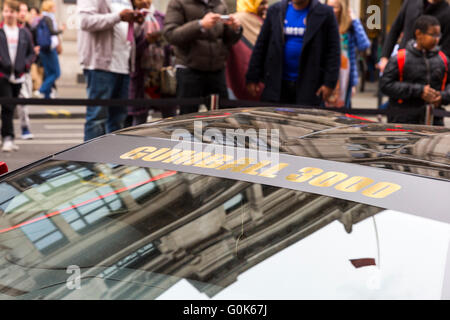 Londres, Royaume-Uni. 2e mai 2016. Les bâtiments historiques de la rue Regent reflète dans une fenêtre de supercar. London's Regent Street est fermée à la circulation pour l'assemblée annuelle 3000 Gumball, avec supercars du passé et présent, y compris de Lamborghini, Porsche et Bugatti, des affichages et de la musique de divertir les foules pendant l'après-midi avant de participer les voitures font leur chemin à travers Picadilly et Mayfair jusqu'Regent's Street en fin d'après-midi. Credit : Imageplotter News et Sports/Alamy Live News Banque D'Images