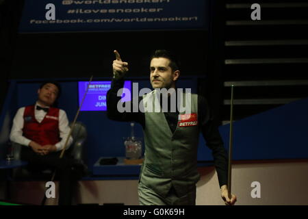 Sheffield, Royaume-Uni. 2 mai, 2016. 2.5.2016 : Mark Selby a été couronné champion du monde de snooker pour la deuxième fois après une prise intéressante 18-14 victoire sur Ding Junhui au creuset. © Michael Cullen/ZUMA/Alamy Fil Live News Banque D'Images