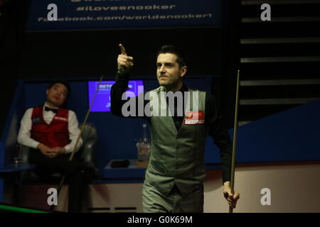 Sheffield, Royaume-Uni. 2 mai, 2016. 2.5.2016 : Mark Selby a été couronné champion du monde de snooker pour la deuxième fois après une prise intéressante 18-14 victoire sur Ding Junhui au creuset. © Michael Cullen/ZUMA/Alamy Fil Live News Banque D'Images